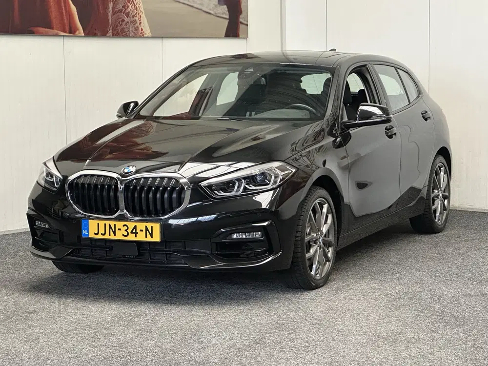 BMW 1-serie 120 M SPORT DESIGN EDITION AUTOMAAT PANORA uit 2023, foto 4