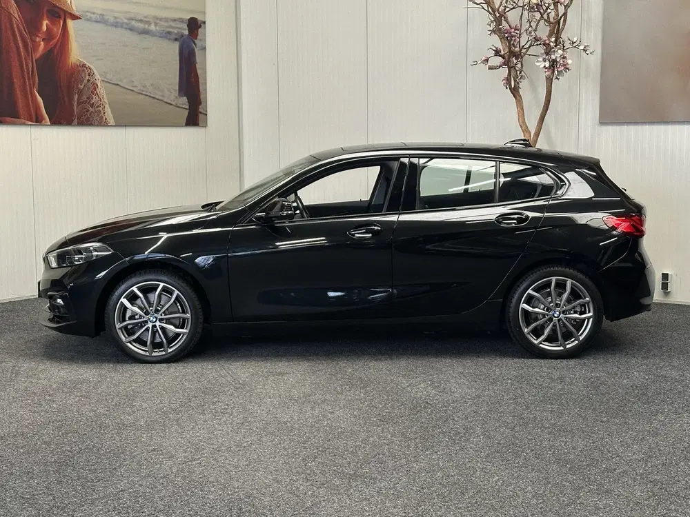 BMW 1-serie 120 M SPORT DESIGN EDITION AUTOMAAT PANORA uit 2023, foto 5