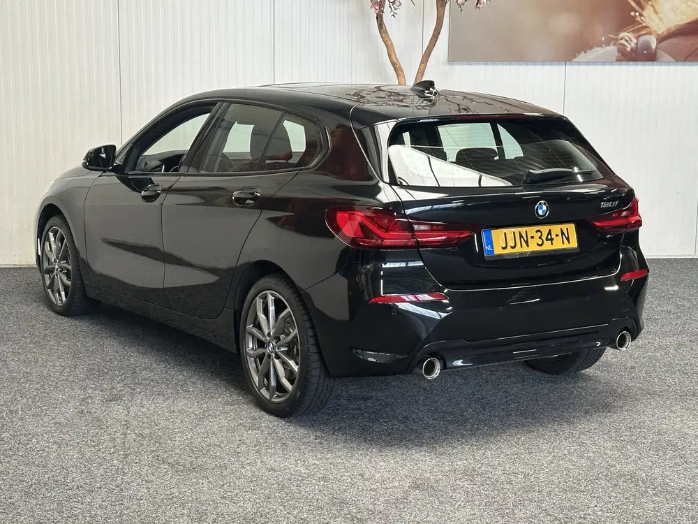 BMW 1-serie 120 M SPORT DESIGN EDITION AUTOMAAT PANORA uit 2023, foto 6
