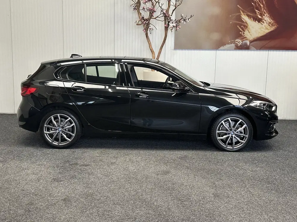 BMW 1-serie 120 M SPORT DESIGN EDITION AUTOMAAT PANORA uit 2023, foto 9
