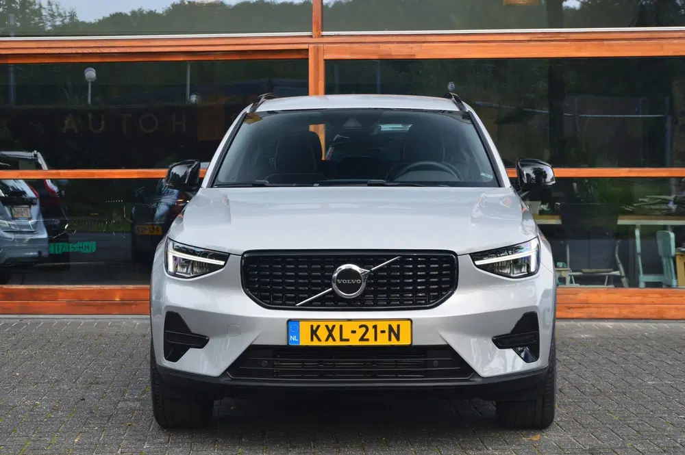 Volvo XC40 T4 Plug-in hybrid Plus Dark uit 2023, foto 2