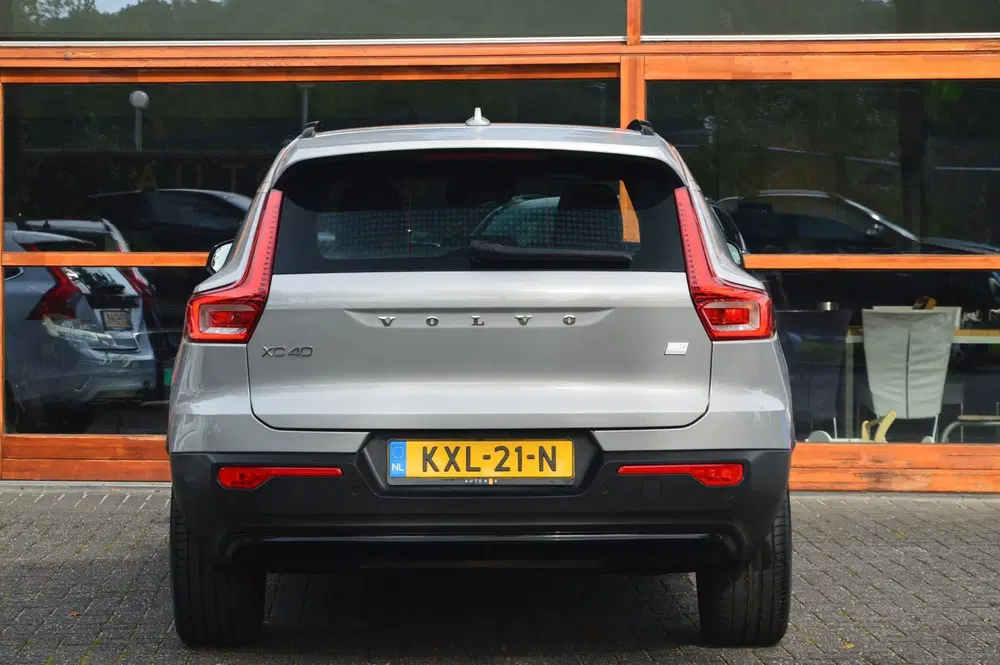 Volvo XC40 T4 Plug-in hybrid Plus Dark uit 2023, foto 3