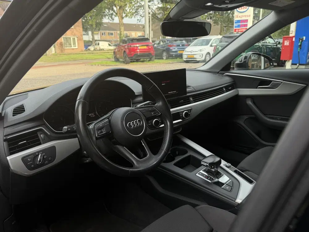 Audi A4 40 TFSI Launch edition Sport Trekhaak uit 2019, foto 2