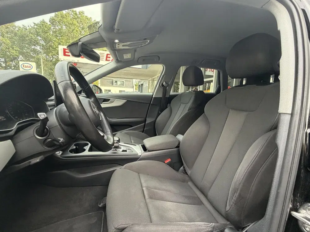 Audi A4 40 TFSI Launch edition Sport Trekhaak uit 2019, foto 4