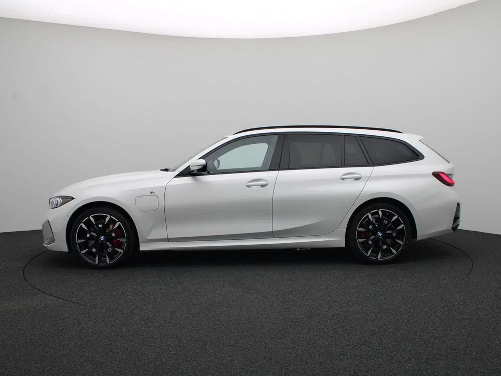 BMW 3-serie Touring 330e M Sport Edition uit 2026, foto 4