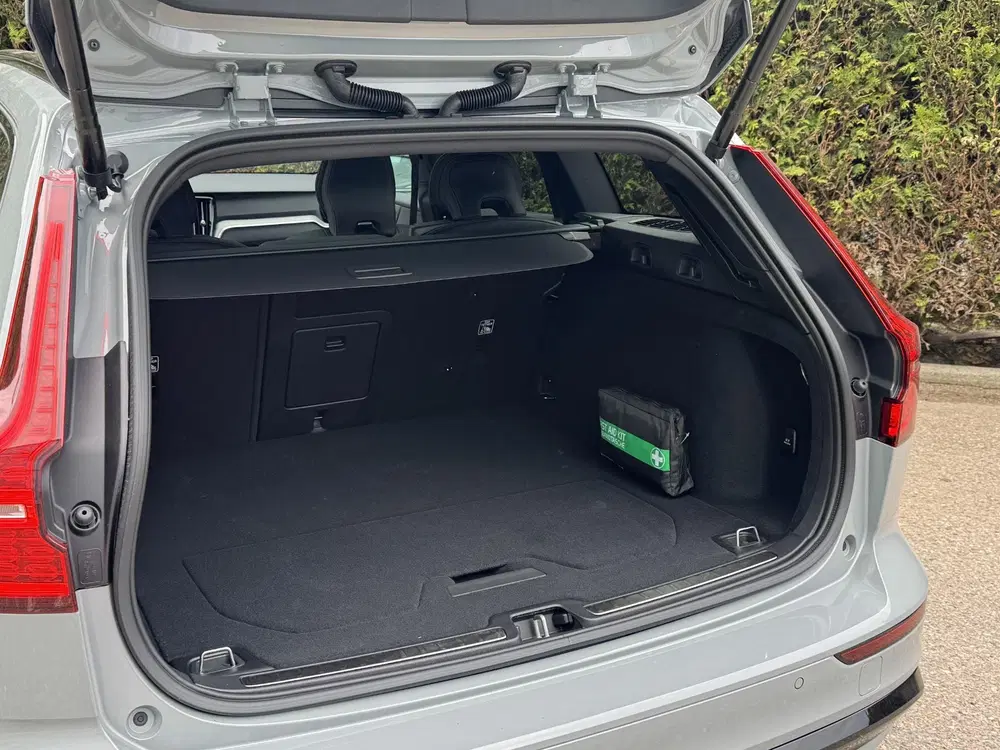 Volvo V60 T8 Plug-in hybrid AWD Plus Dark uit 2026, foto 15
