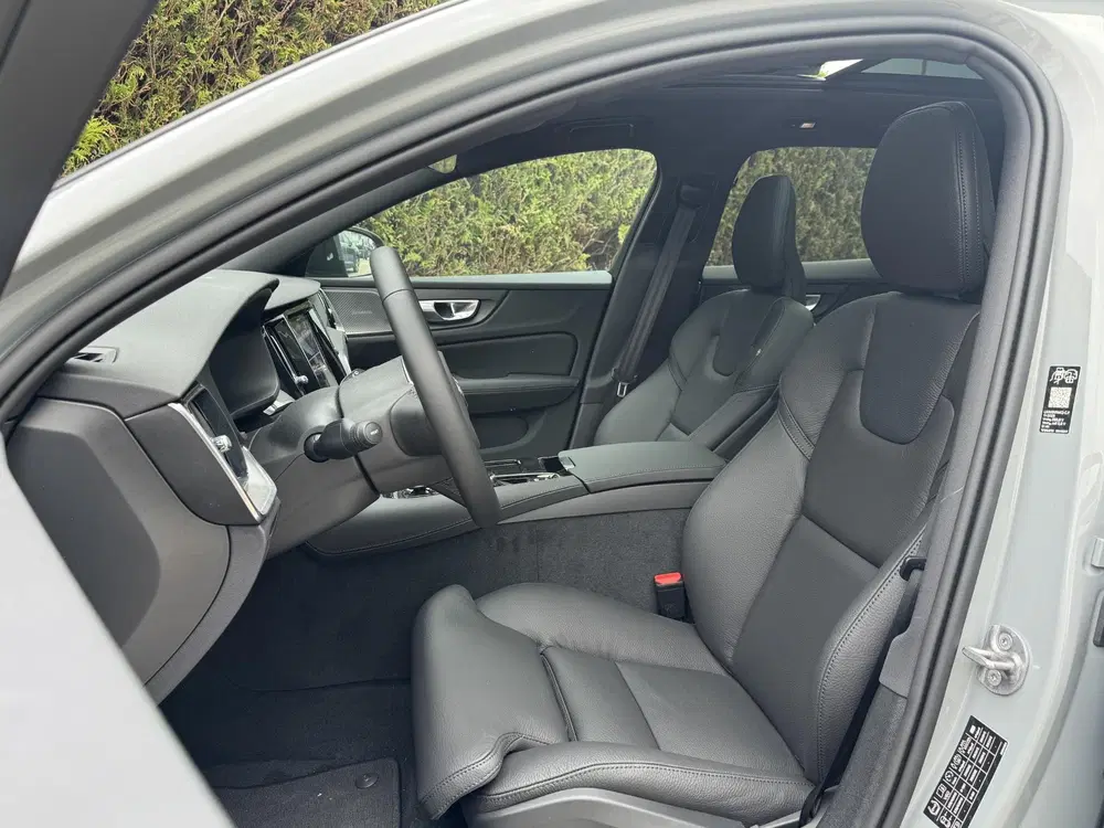 Volvo V60 T8 Plug-in hybrid AWD Plus Dark uit 2026, foto 4