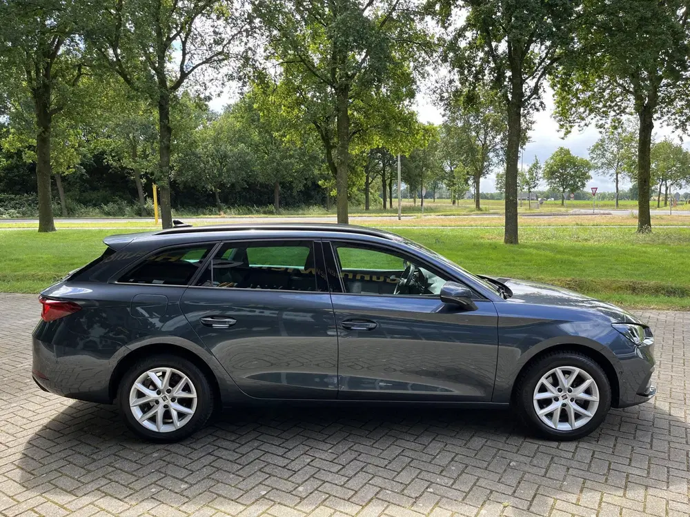 SEAT Leon 1.0 eTSI Style Business Intense uit 2022, foto 2