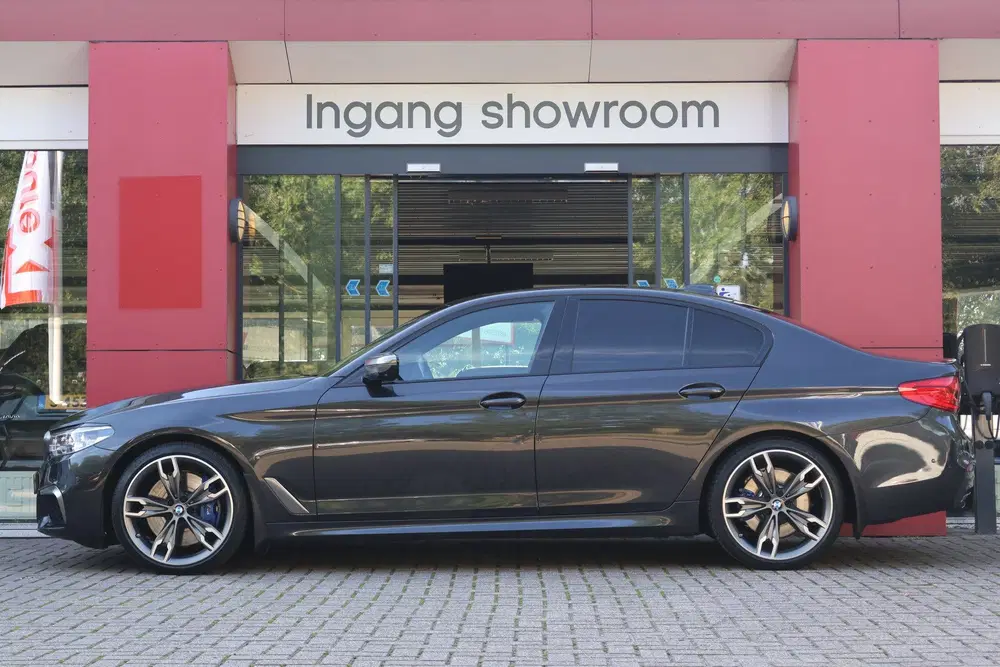BMW 5-serie 5 Serie M550d xDrive High Executive uit 2019, foto 2