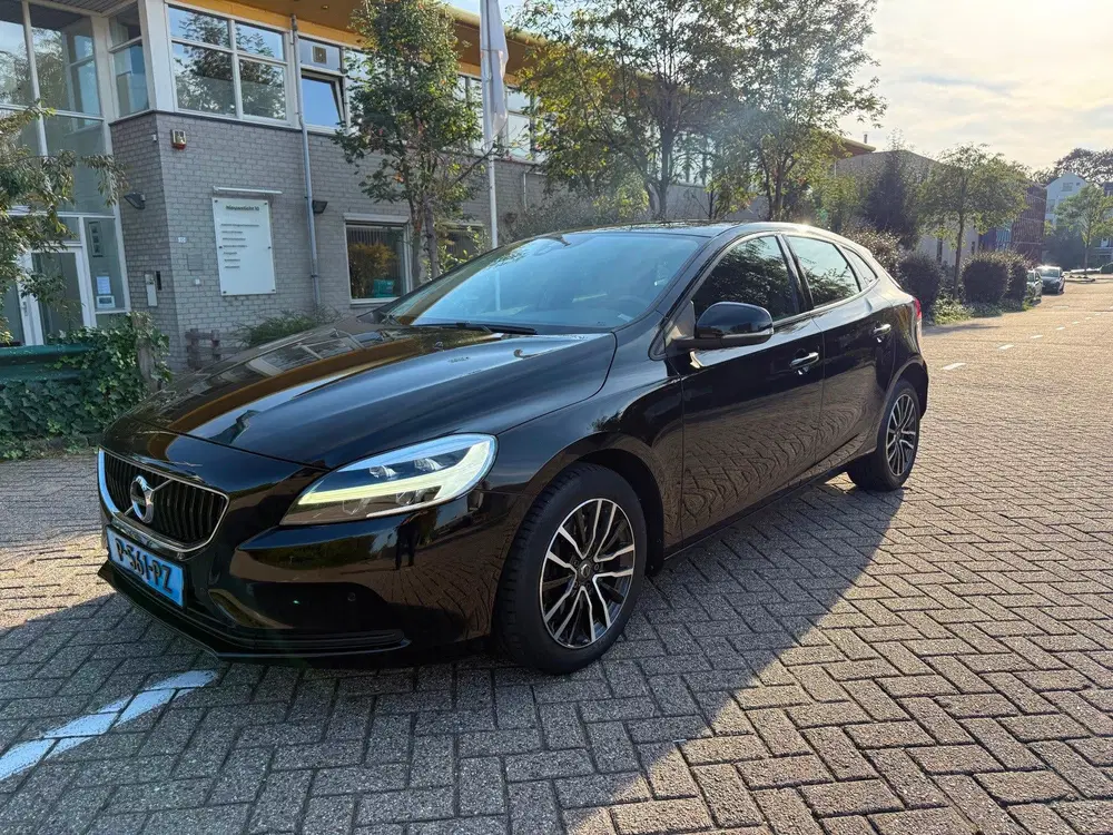 Volvo V40 2.0 D2 Kinetic_Klaar voor de Taxi_NETTE AU uit 2019, foto 2