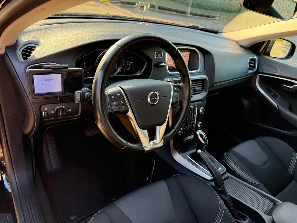 Volvo V40 2.0 D2 Kinetic_Klaar voor de Taxi_NETTE AU uit 2019, foto 3