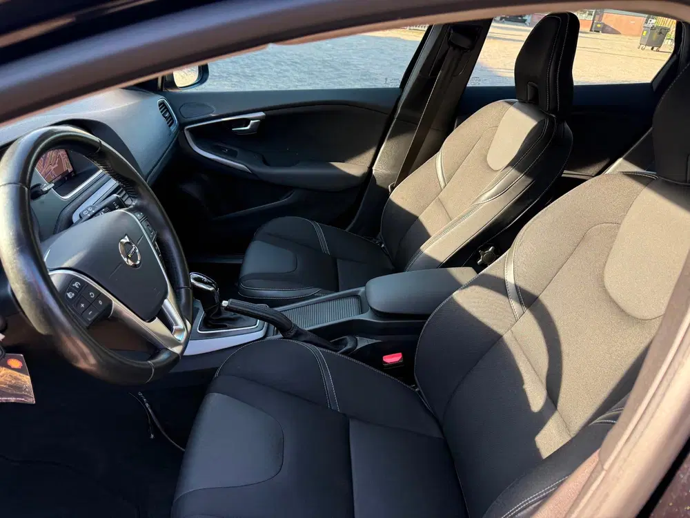 Volvo V40 2.0 D2 Kinetic_Klaar voor de Taxi_NETTE AU uit 2019, foto 6