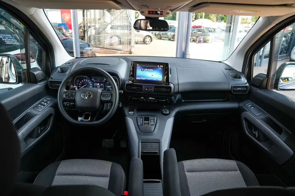 Toyota Proace City Geel Kenteken 5 Persoons Automaat Navi uit 2024, foto 2