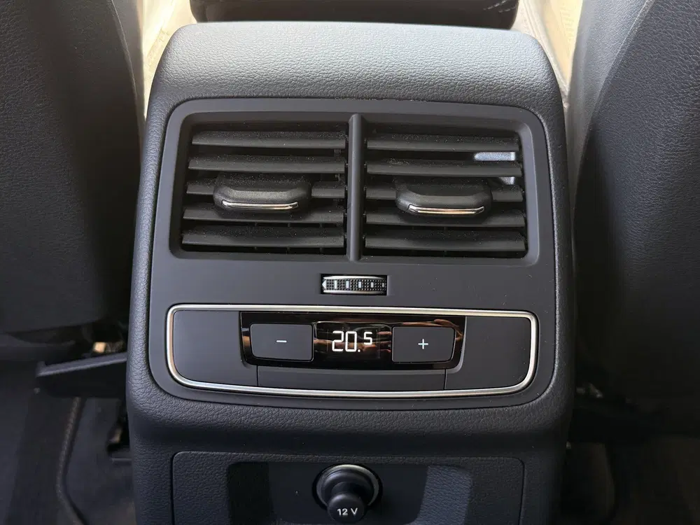 Audi A4 35 TFSI S Edition Competiton uit 2022, foto 11