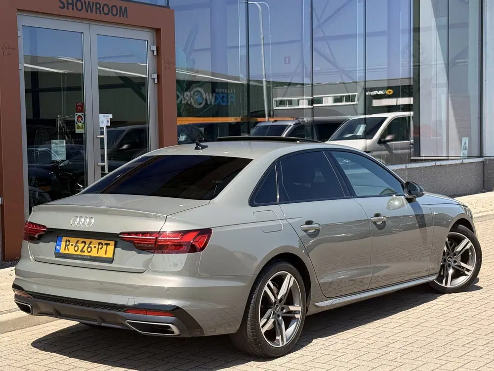 Audi A4 35 TFSI S Edition Competiton uit 2022, foto 14