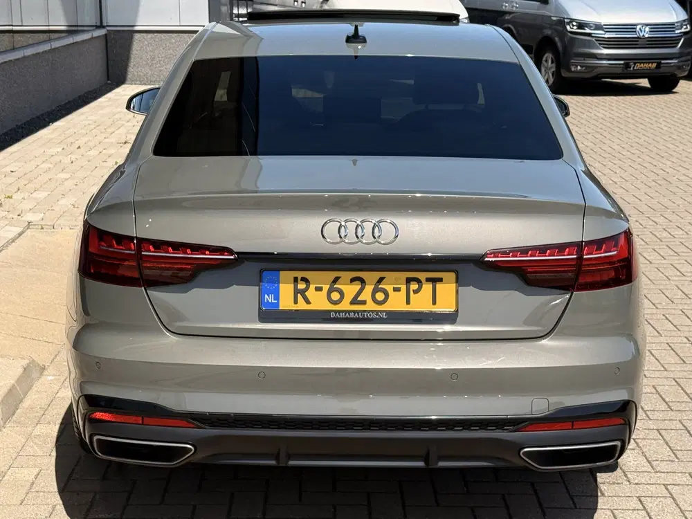 Audi A4 35 TFSI S Edition Competiton uit 2022, foto 15