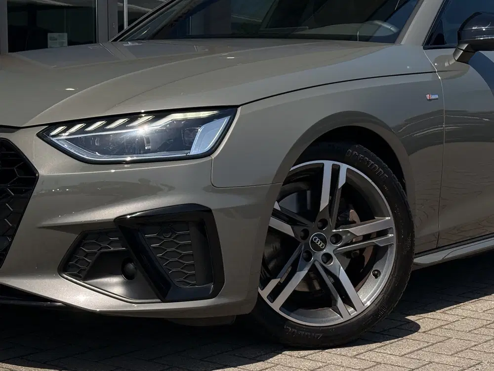 Audi A4 35 TFSI S Edition Competiton uit 2022, foto 4