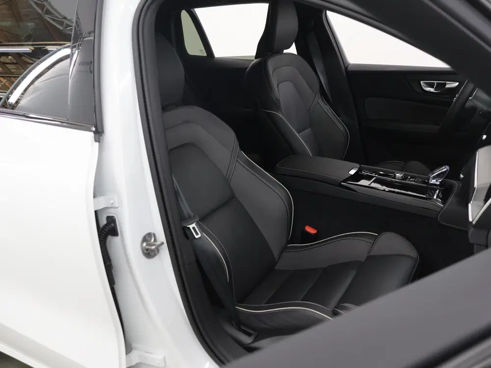 Volvo V60 2.0 T8 Plug-in hybrid AWD Plus Dark uit 2024, foto 10