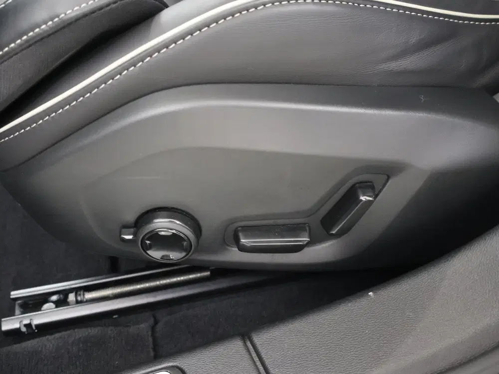 Volvo V60 2.0 T8 Plug-in hybrid AWD Plus Dark uit 2024, foto 12