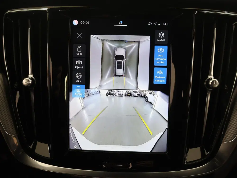 Volvo V60 2.0 T8 Plug-in hybrid AWD Plus Dark uit 2024, foto 15