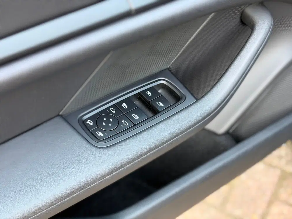 Porsche Taycan Sport Turismo 93 kWh uit 2023, foto 14