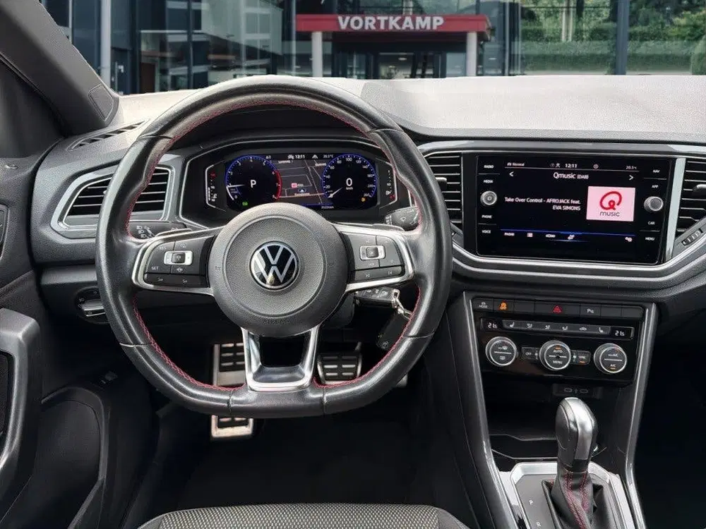 Volkswagen T-Roc 1.5 TSI DSG R-LINE CAMERA uit 2021, foto 14