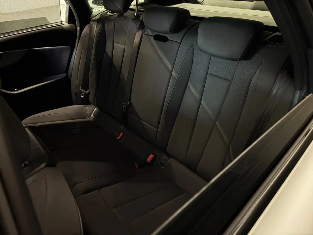 Audi A4 35 TFSI S edition Competition Virtual Deal uit 2023, foto 12