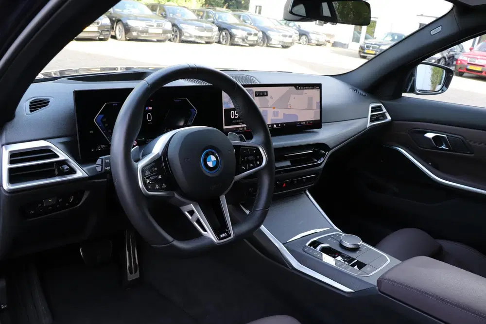 BMW 3-serie 330e uit 2025, foto 10