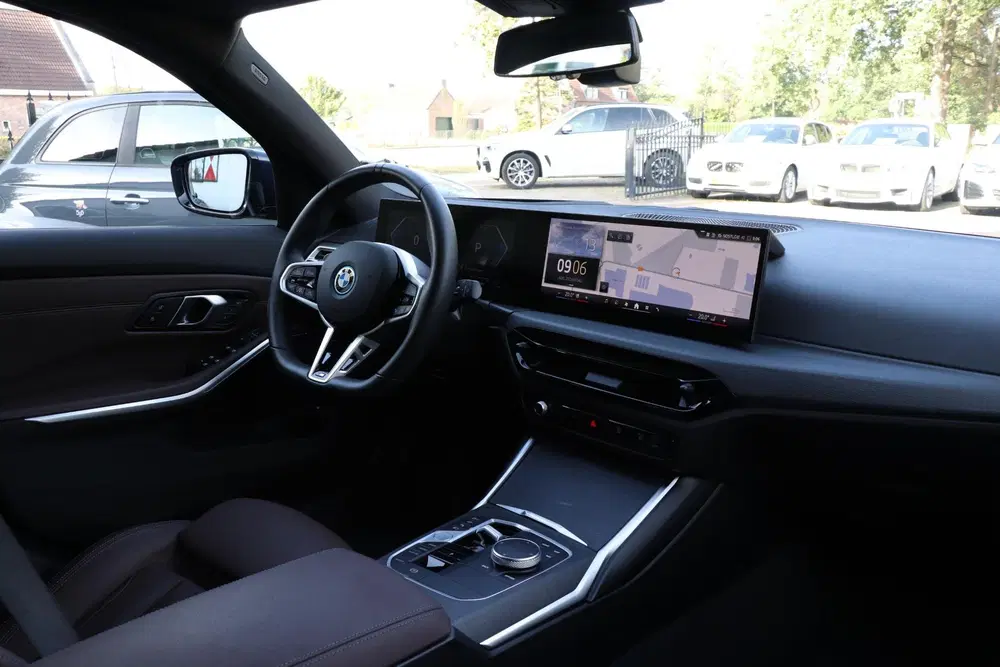 BMW 3-serie 330e uit 2025, foto 12