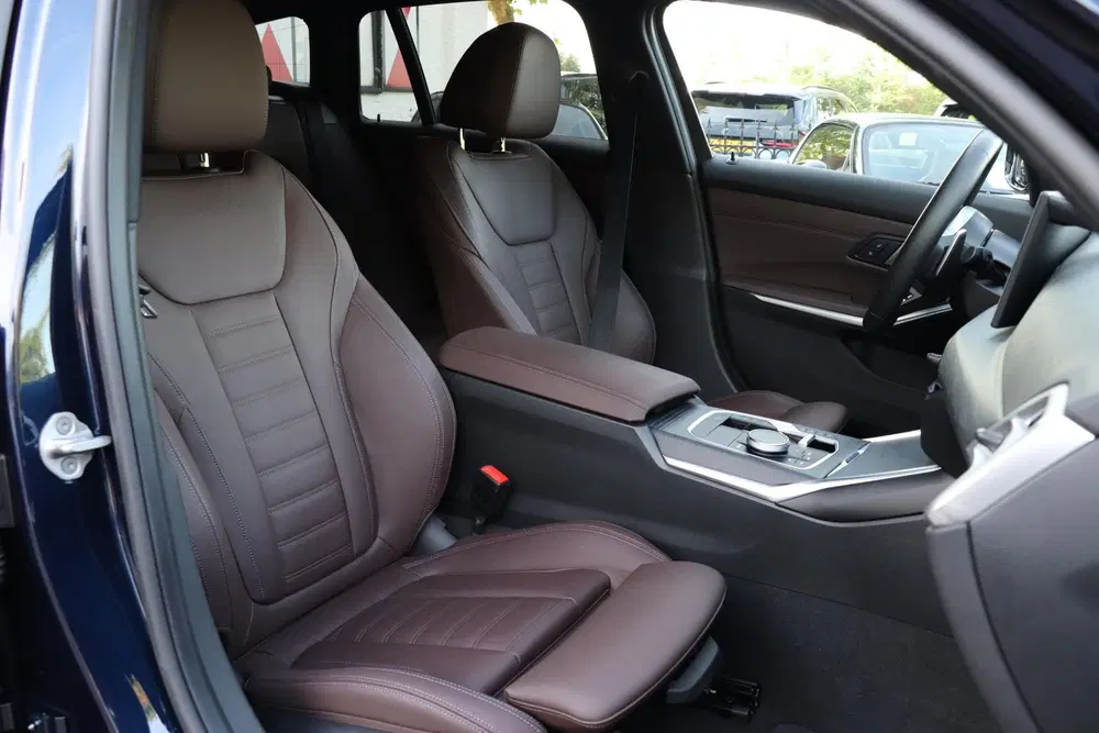 BMW 3-serie 330e uit 2025, foto 14