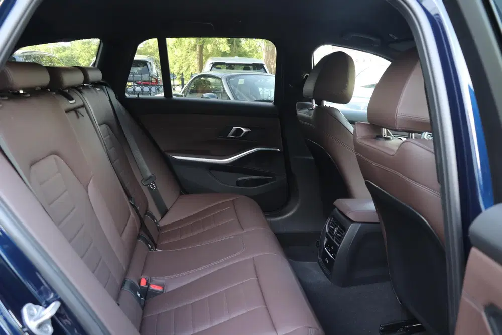 BMW 3-serie 330e uit 2025, foto 15
