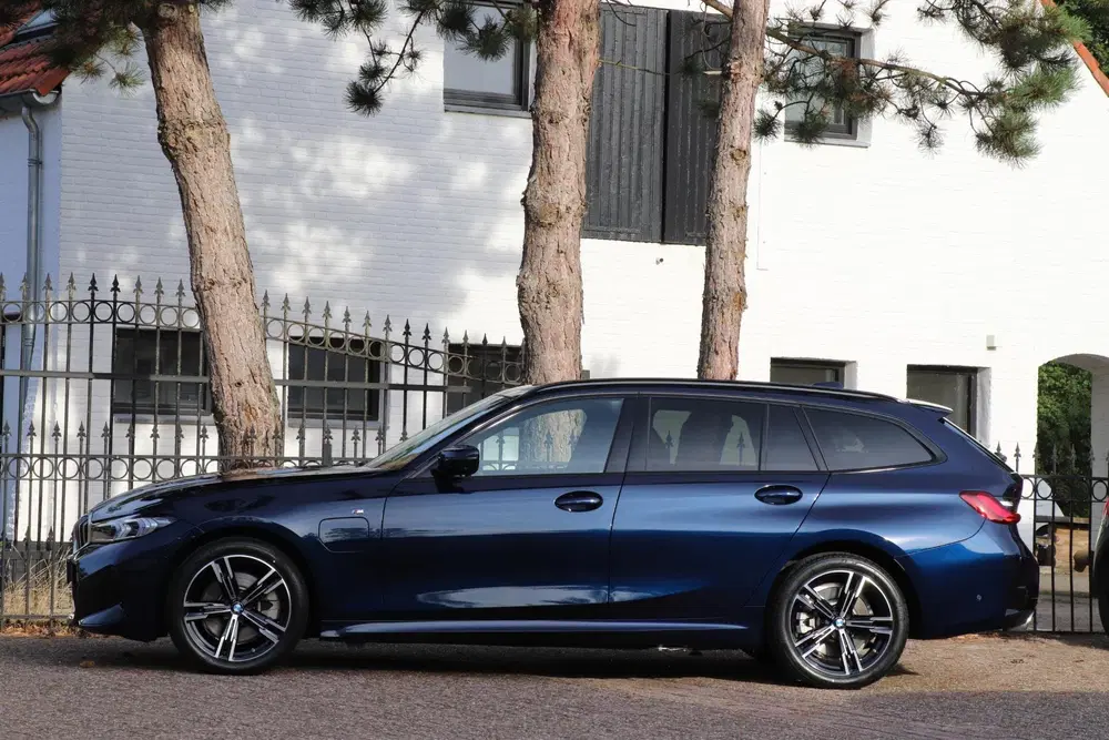 BMW 3-serie 330e uit 2025, foto 2