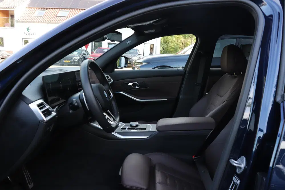 BMW 3-serie 330e uit 2025, foto 9