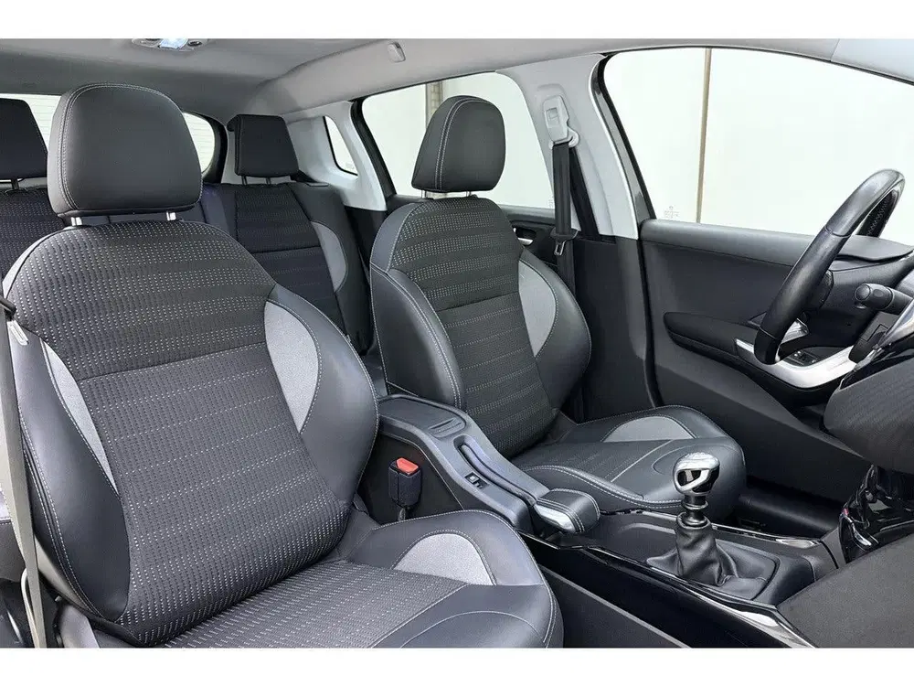 Peugeot 2008 1.2T Blue Lease Allure uit 2019, foto 15