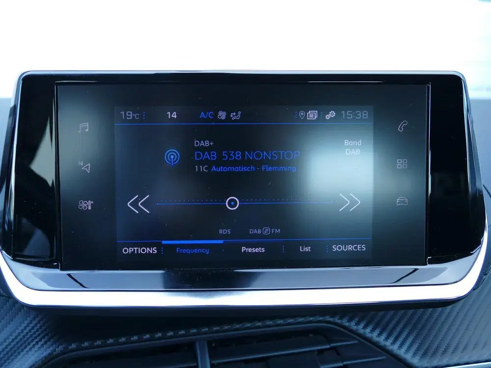 Peugeot 2008 1.2 PureTech Active Pack uit 2021, foto 15