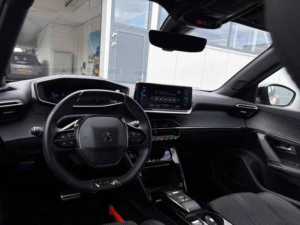 Peugeot 2008 GT EV 3-FASEN 50kWh 136pk uit 2023, foto 11