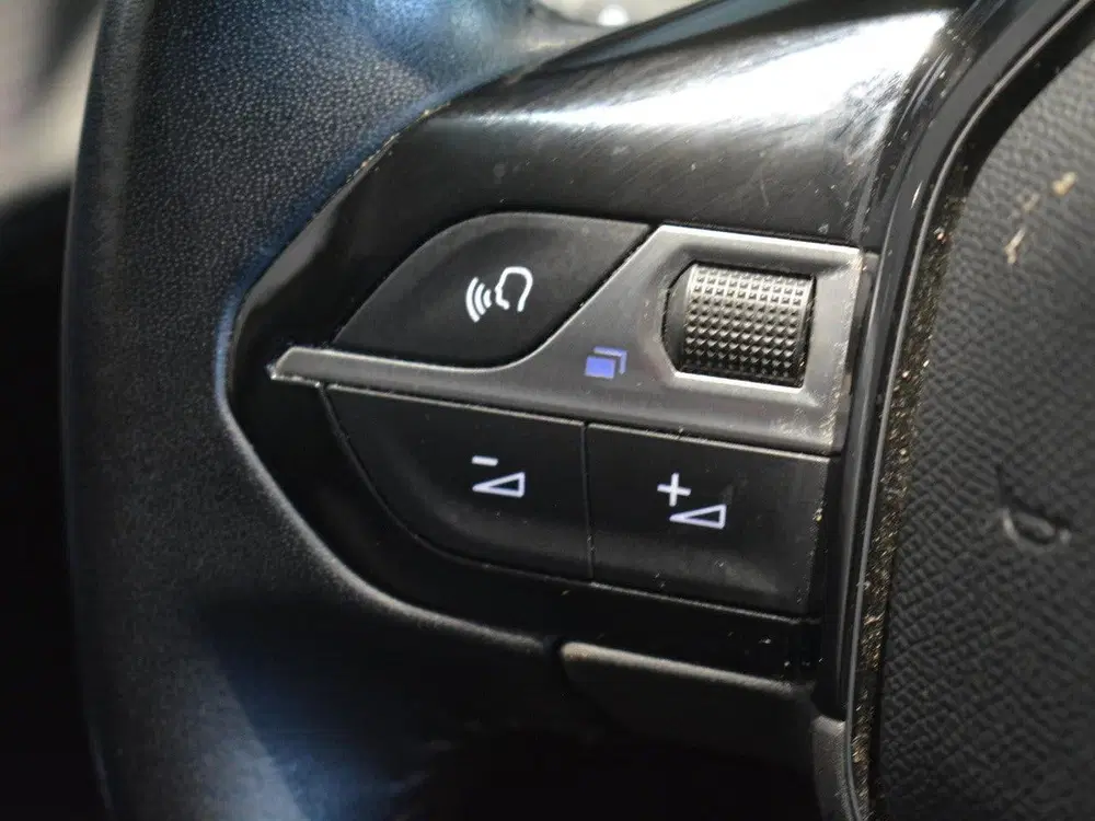 Peugeot 208 1.2 PureTech Allure Pack uit 2021, foto 9