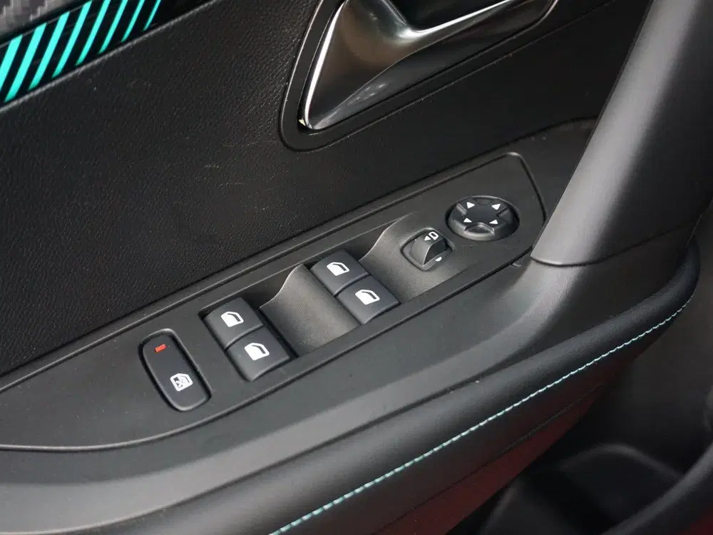 Peugeot 2008 1.2 TURBO Allure uit 2021, foto 14