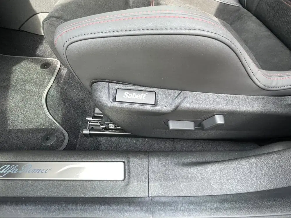 Alfa Romeo Junior 1.2 Turbo Hybrid 4WD Ibrida Q4 uit 2025, foto 15