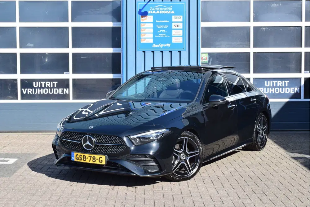Mercedes-Benz A-Klasse 180 AMG Line Night-pakket Panoramadak uit 2024