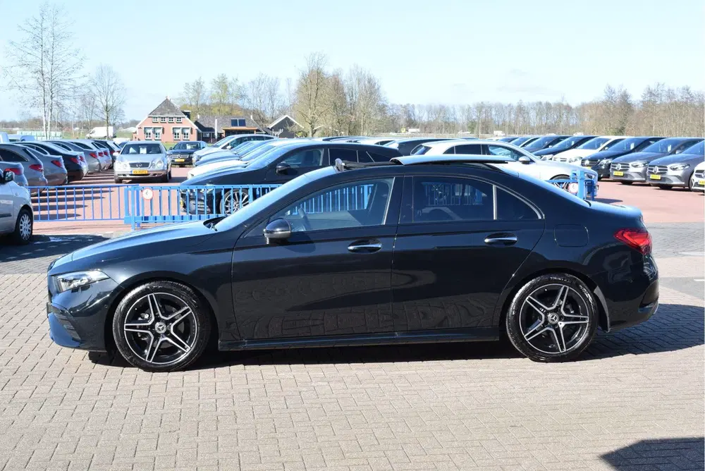 Mercedes-Benz A-Klasse 180 AMG Line Night-pakket Panoramadak uit 2024, foto 2