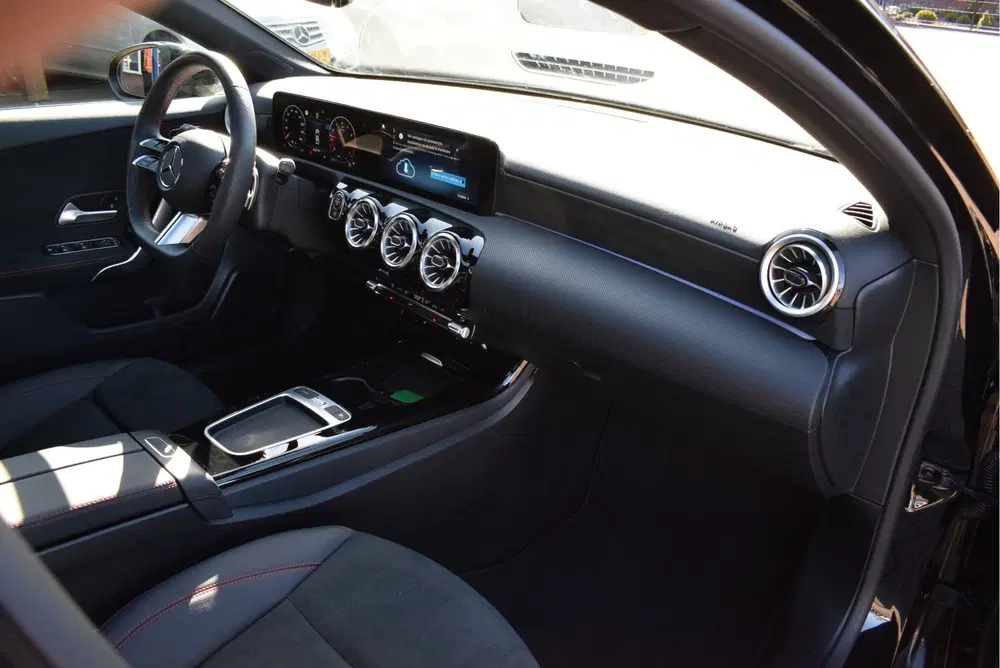 Mercedes-Benz A-Klasse 180 AMG Line Night-pakket Panoramadak uit 2024, foto 3