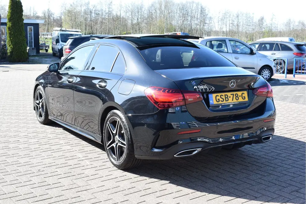Mercedes-Benz A-Klasse 180 AMG Line Night-pakket Panoramadak uit 2024, foto 4