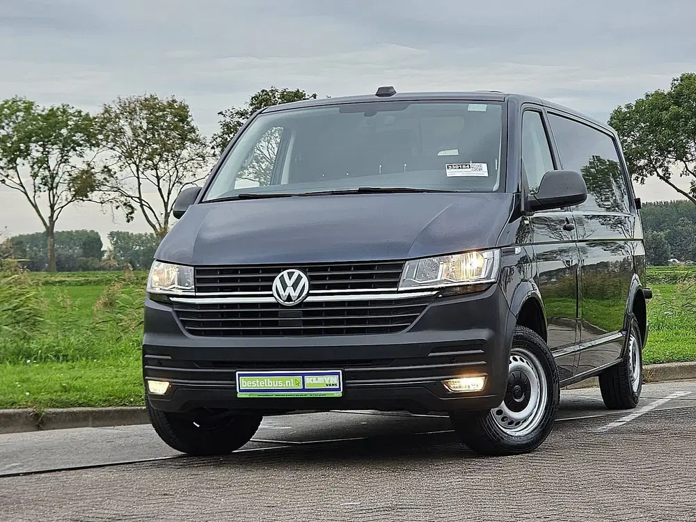 Volkswagen Transporter 2.0 TDI L2H1 30 Airco uit 2020, foto 2