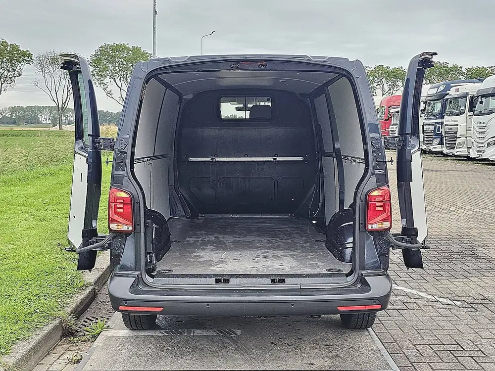 Volkswagen Transporter 2.0 TDI L2H1 30 Airco uit 2020, foto 7