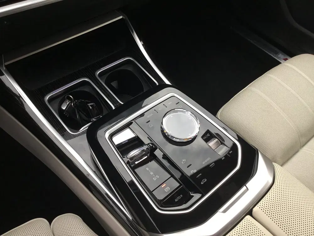 BMW 7-serie 750e xDrive M-SPORT uit 2024, foto 11