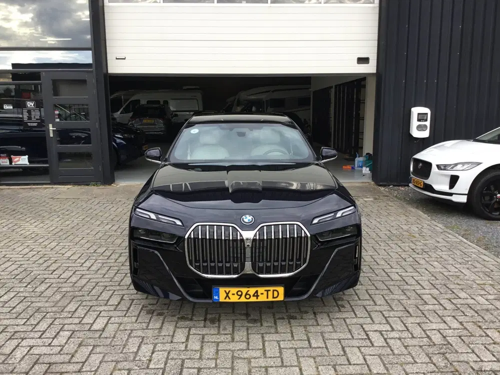 BMW 7-serie 750e xDrive M-SPORT uit 2024, foto 2