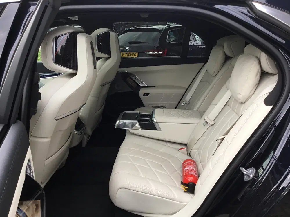 BMW 7-serie 750e xDrive M-SPORT uit 2024, foto 7