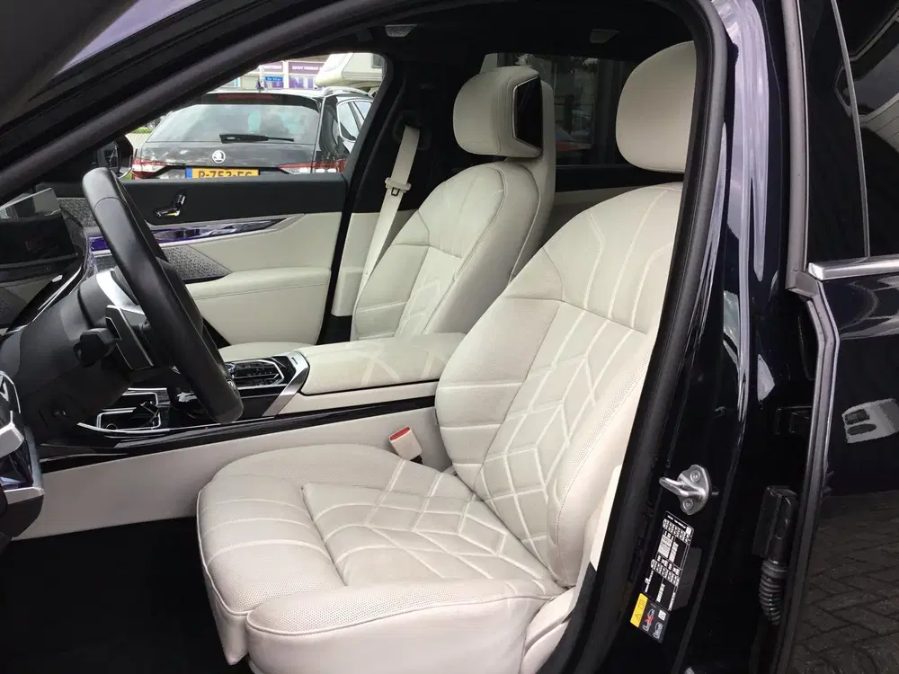 BMW 7-serie 750e xDrive M-SPORT uit 2024, foto 8