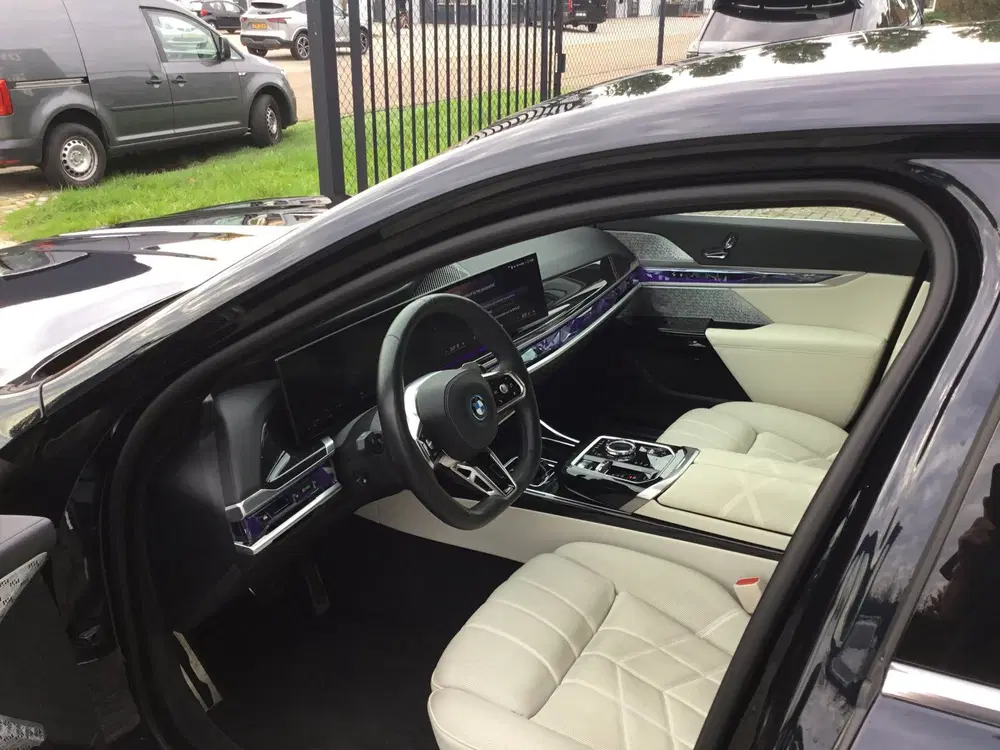 BMW 7-serie 750e xDrive M-SPORT uit 2024, foto 9